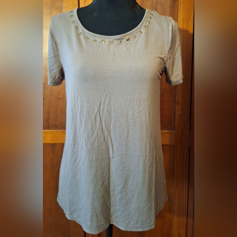 EARL women's tan t-shirt with lace and gold-toned diamond studs. Size PS